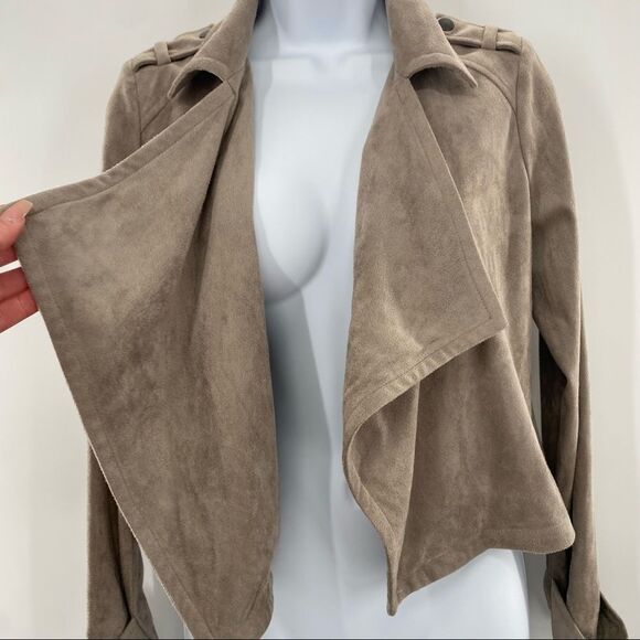 CUPCAKES & CASHMERE Robin Faux Suede Drape Front Cropped Moto Jacket - Picture 7 of 10
